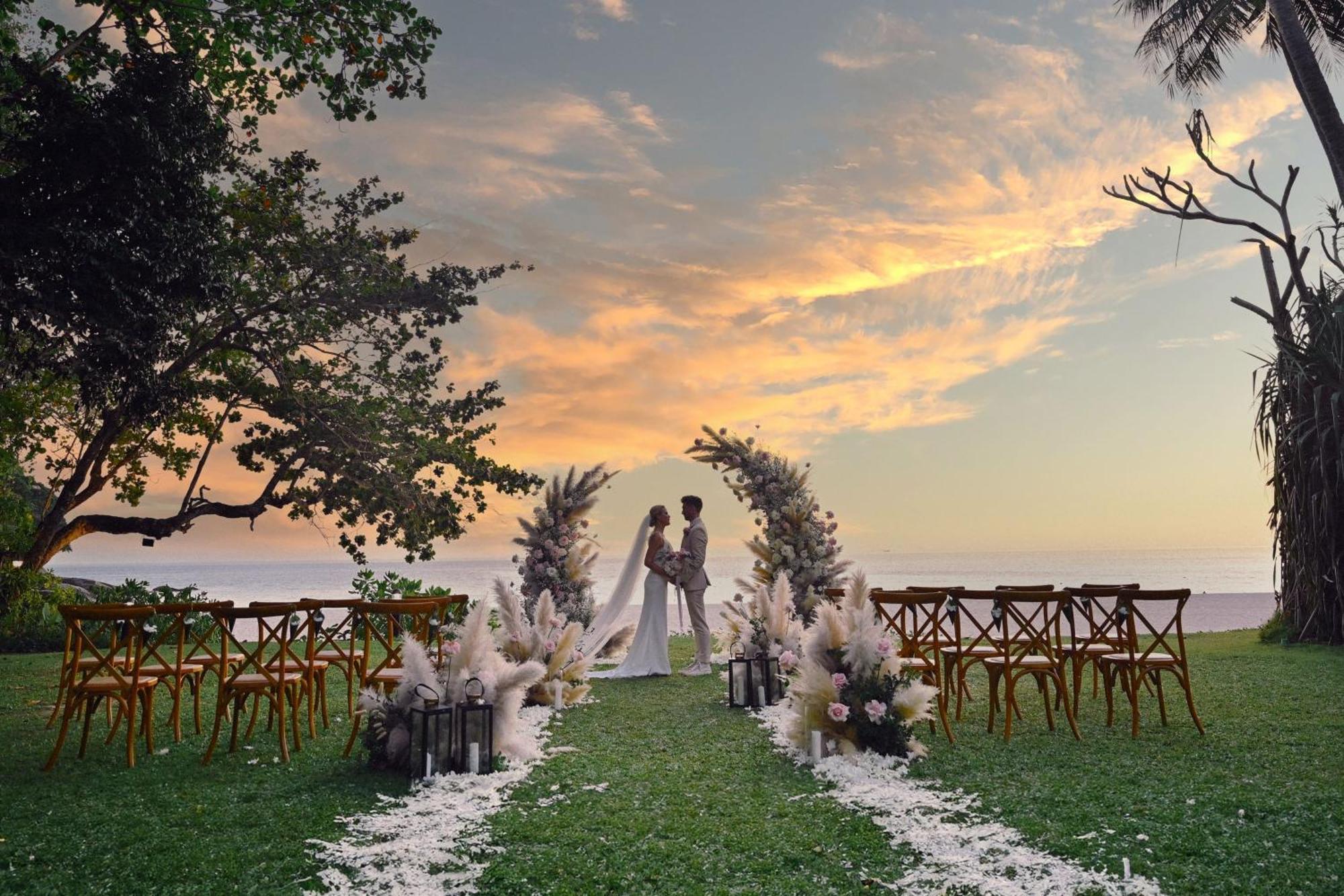 Le Meridien Phuket Beach Resort Karon Buitenkant foto Wedding at the beach