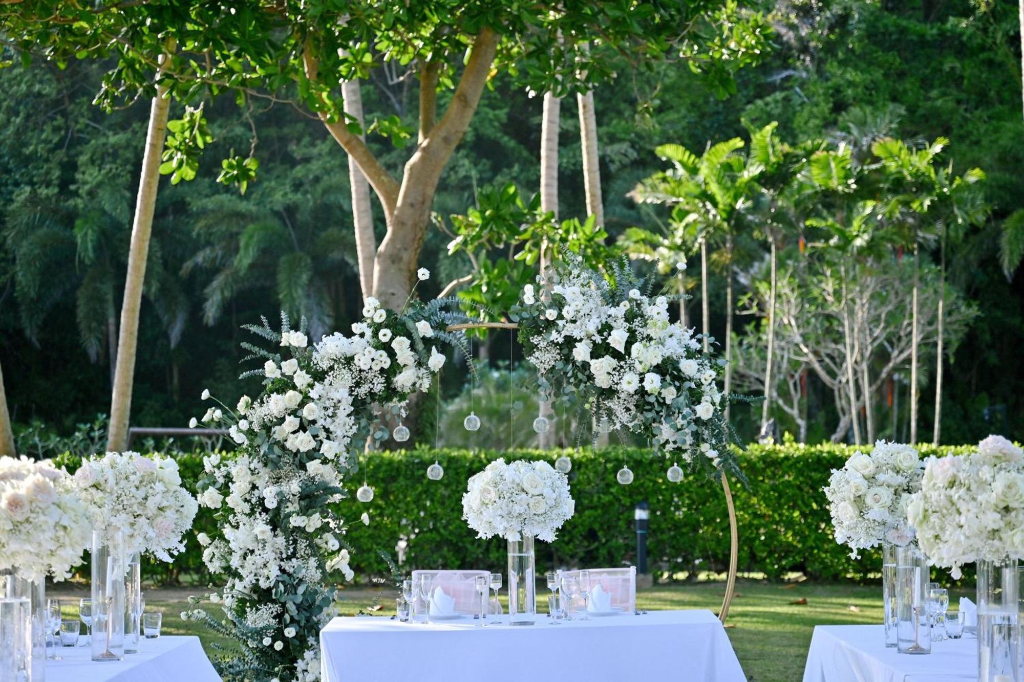 Le Meridien Phuket Beach Resort Karon Buitenkant foto Wedding reception at the Royal Garden