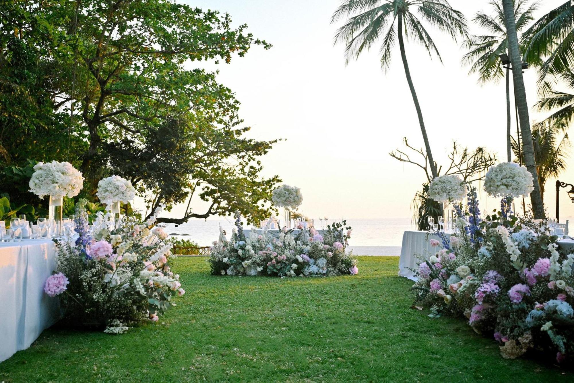 Le Meridien Phuket Beach Resort Karon Buitenkant foto The lawn at the E&O 87 Club