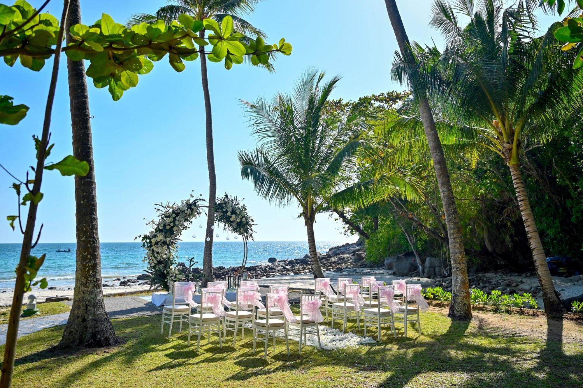 Le Meridien Phuket Beach Resort Karon Buitenkant foto A beach wedding in Phuket, Thailand