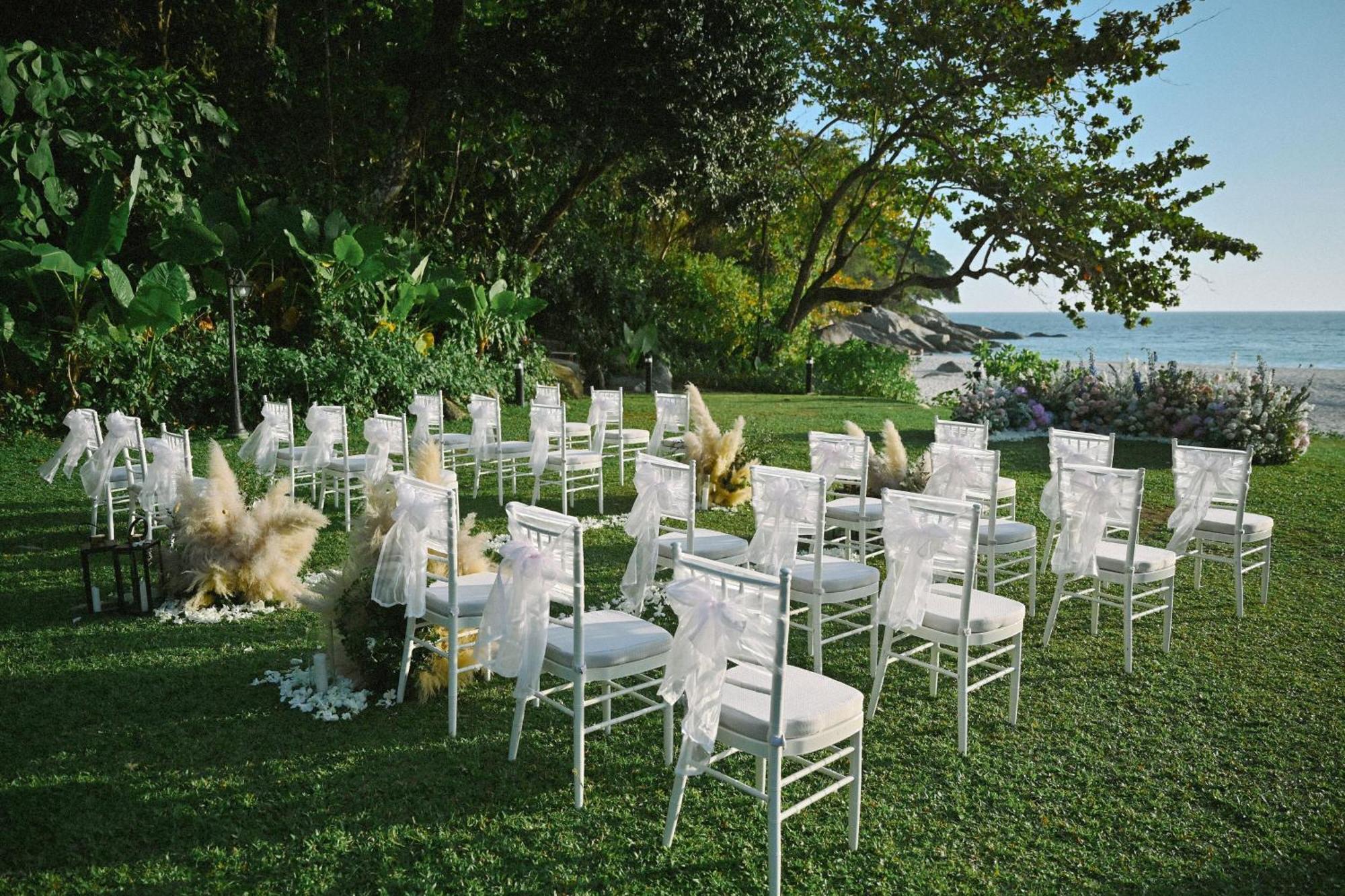 Le Meridien Phuket Beach Resort Karon Buitenkant foto Chiavari chairs at a wedding